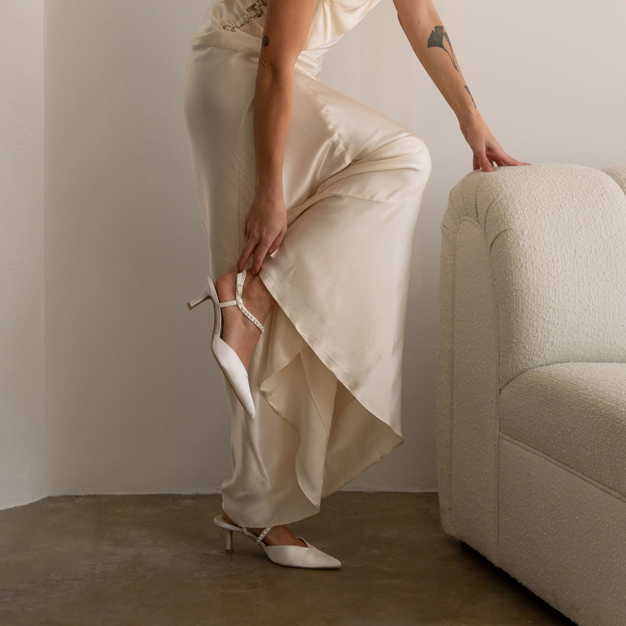KAMRA PEARL MID HEELS TRUE WHITE SATIN - Image 11