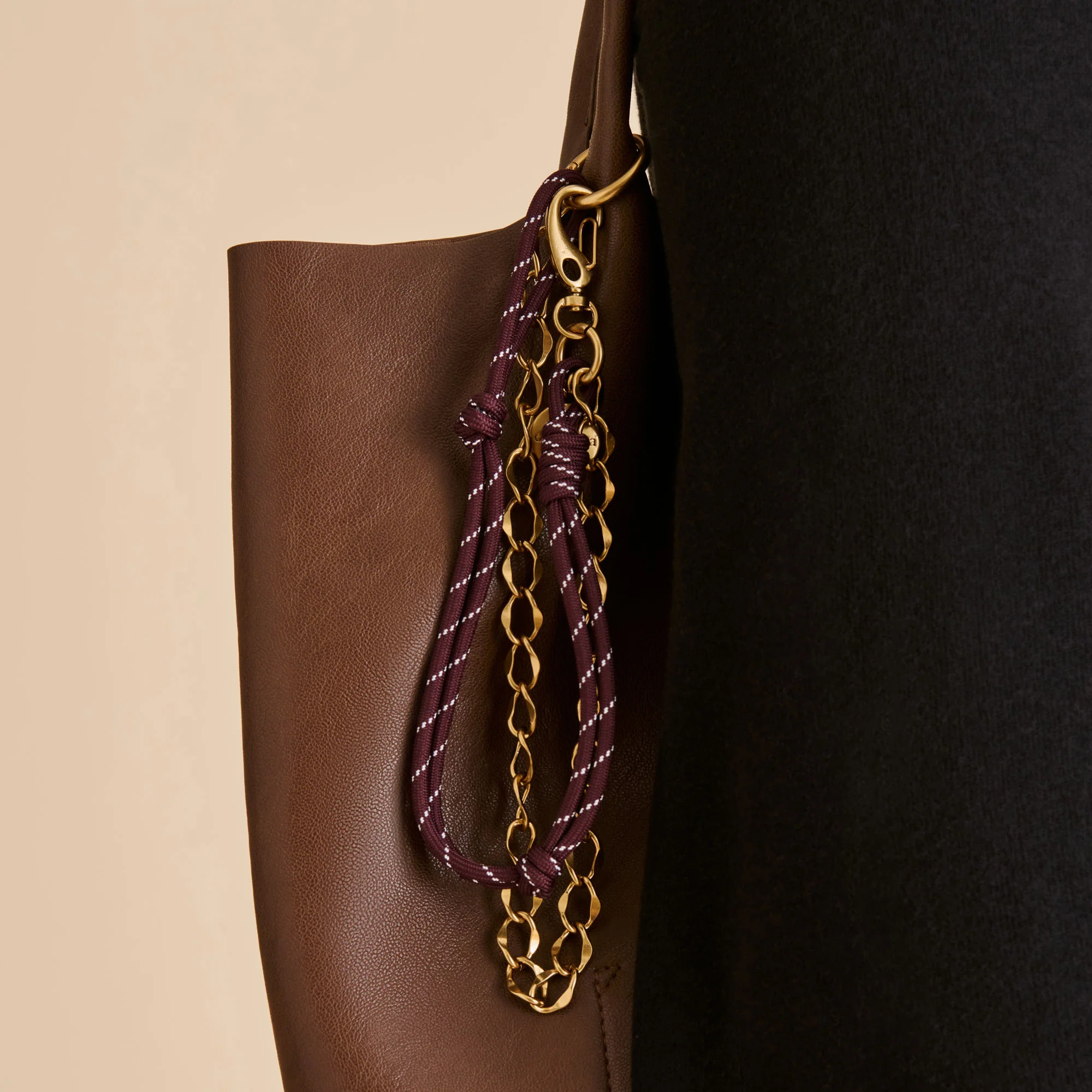 ROPE + CHAIN BAG CHARM BURGUNDY MULTI - Image 4